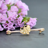 Edwardian 9ct yellow gold nappy pin bar with a pearl set butterfly to the centre.